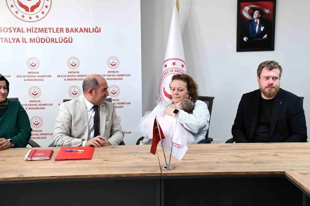 Antalya\'da terkedilen bebek Rusya\'ya teslim edildi