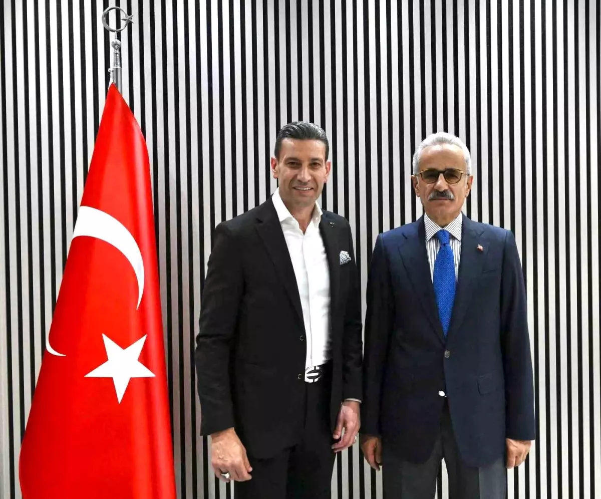 Ulaştırma Bakanı Boks Federasyonu\'nu Ziyaret Etti