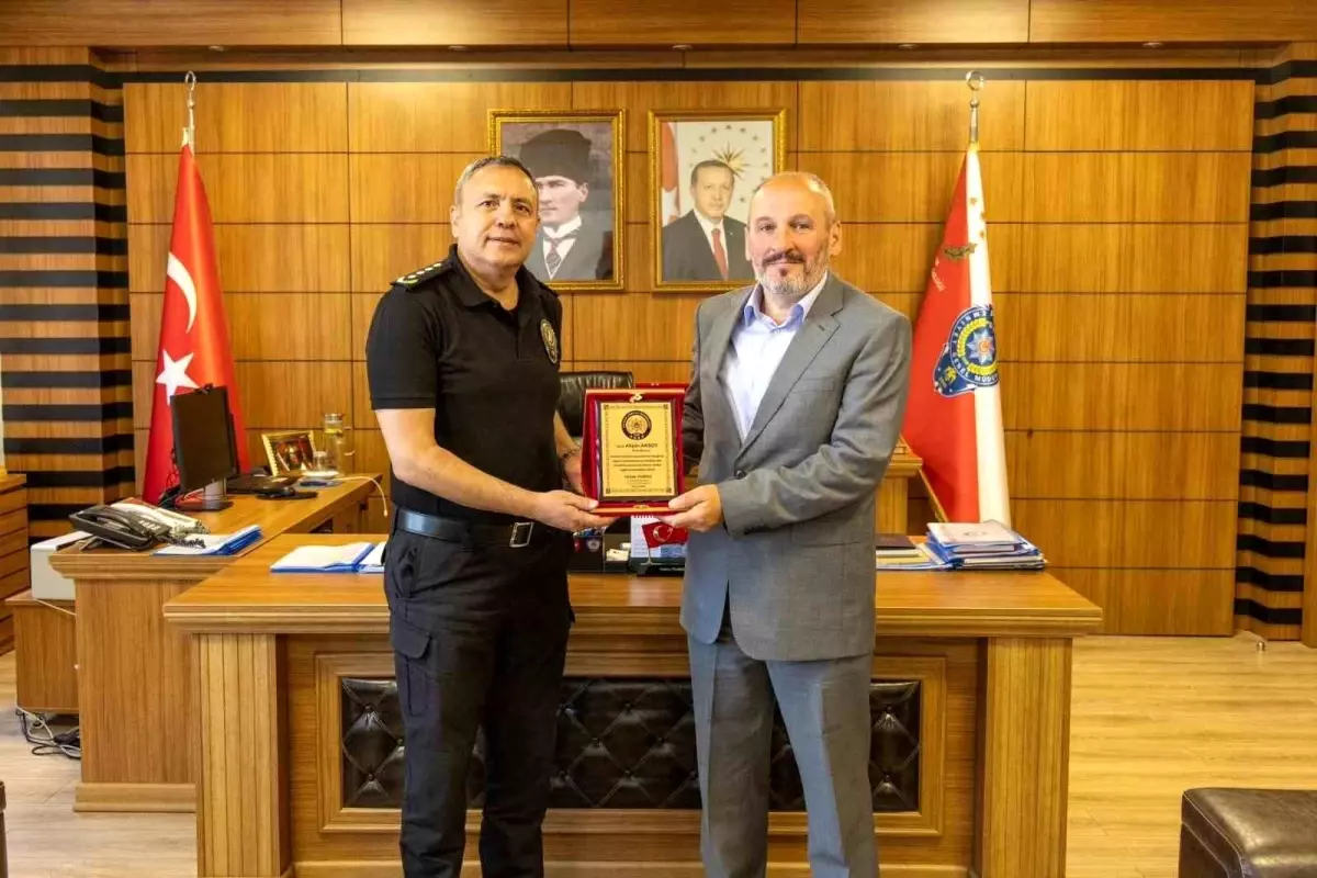 Emekli Polis Memuruna Plaket