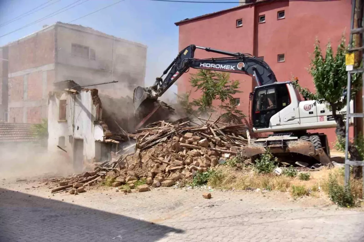 Bilecik\'te Metruk Binaların Yıkımına Başlandı