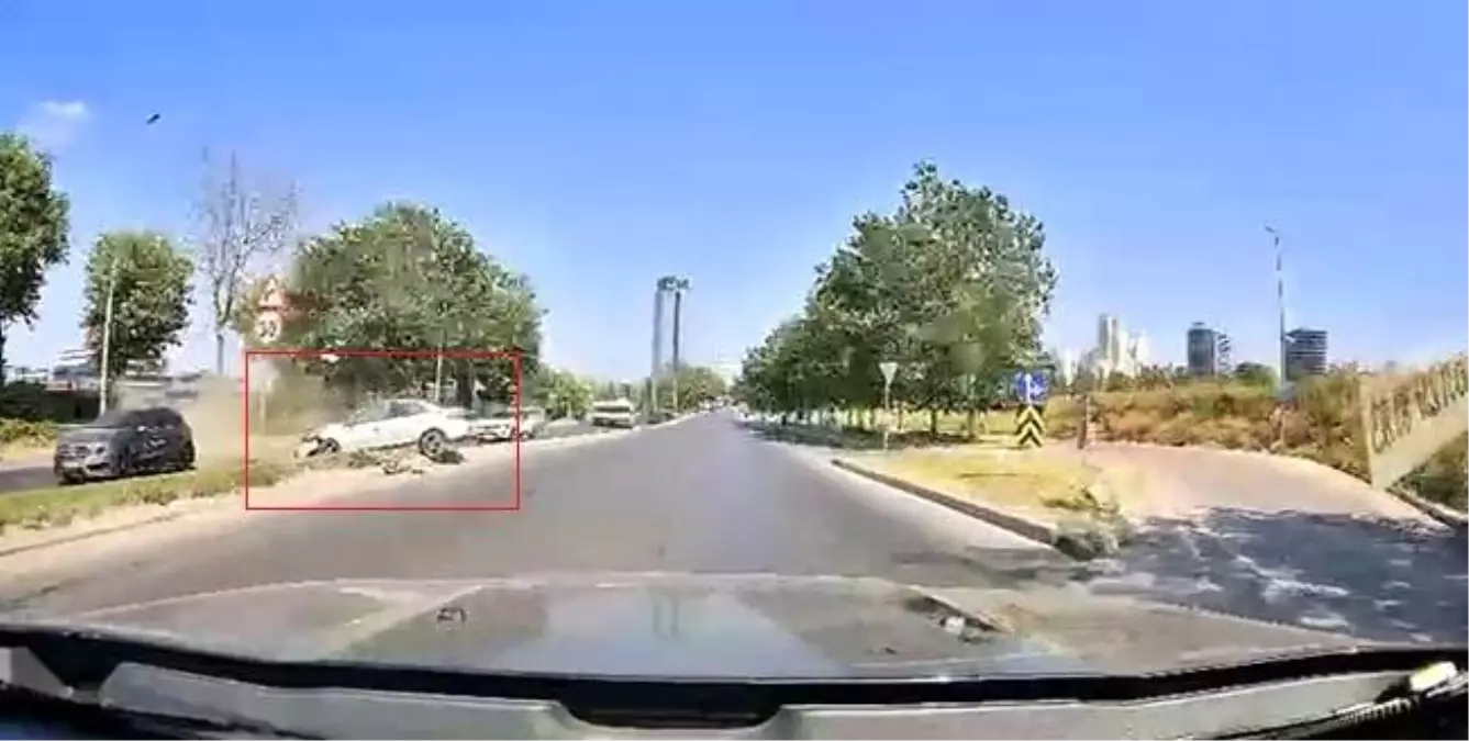 Esenyurt\'ta Kontrolden Çıkan Araç Kaldırıma Çarptı