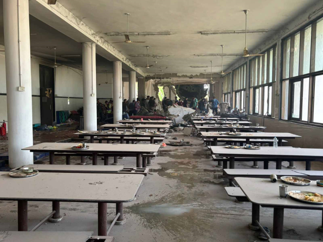 Hindistan'da yolcu uçağı Tıp Fakültesi yemekhanesine düştü