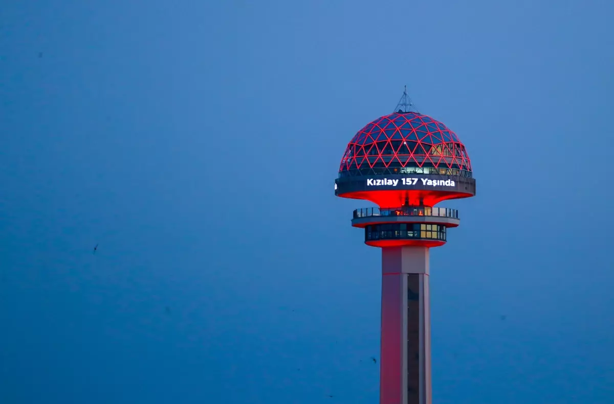 Kızılay\'ın 157. Yılı Kırmızı Işıklarla Kutlandı