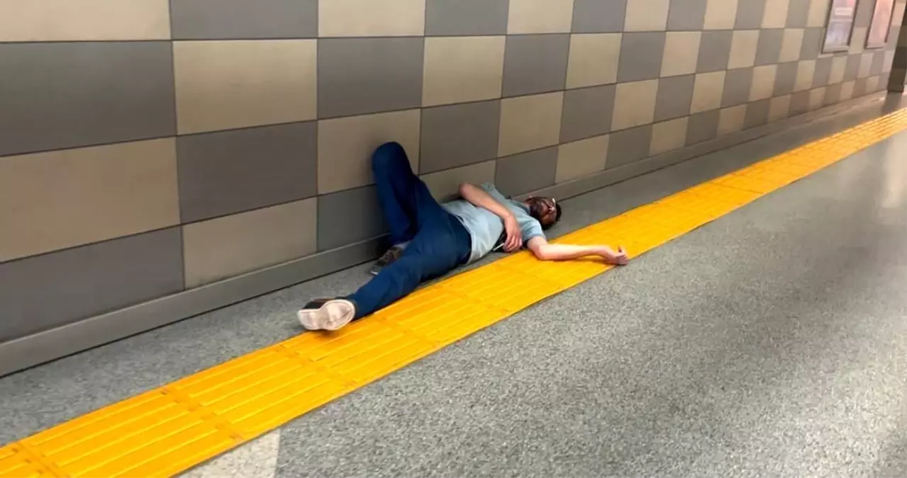 Bursa\'da Alkollü Şahıs Metro Alt Geçidinde Yattı