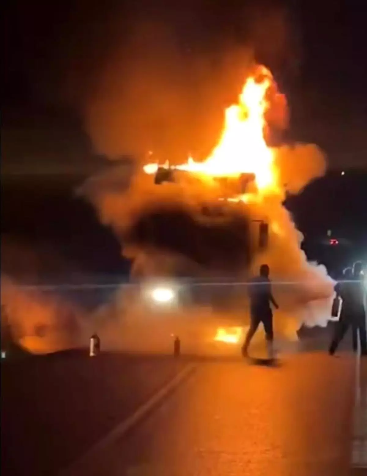 Mersin\'de Tır Yangını: Kabin Küle Döndü