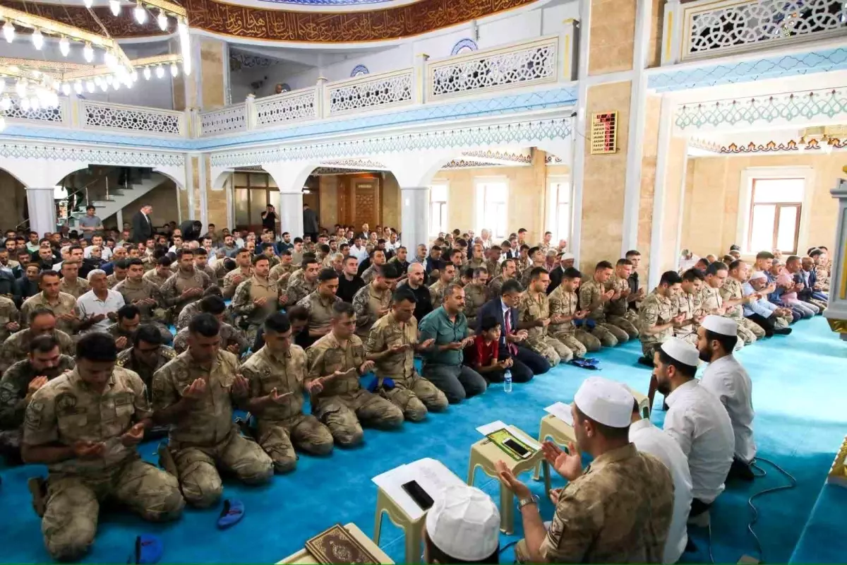 Hakkari Ulu Cami\'de şehitler için dualar yükseldi