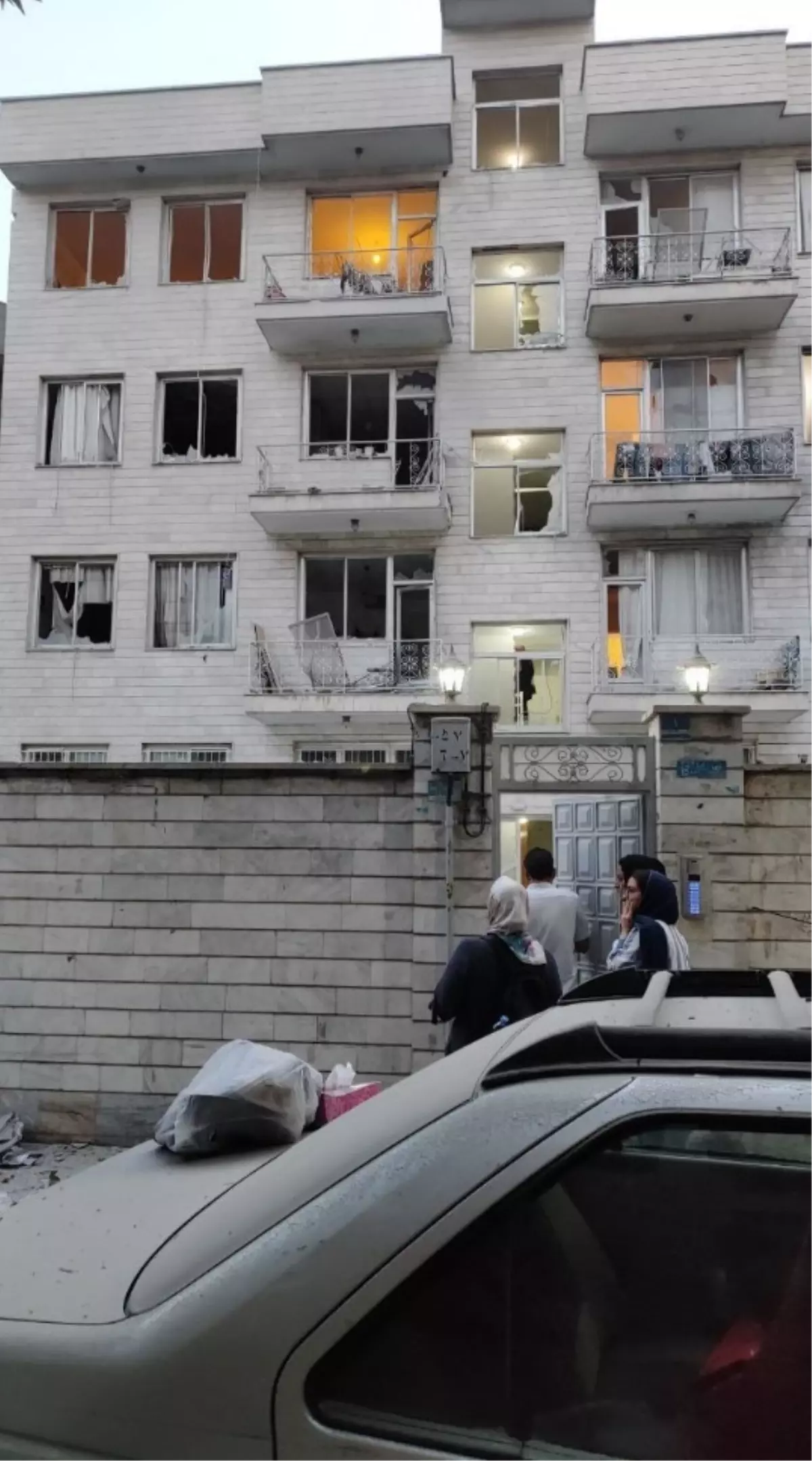 İran\'daki yıkım günün ilk ışıklarıyla ortaya çıktı