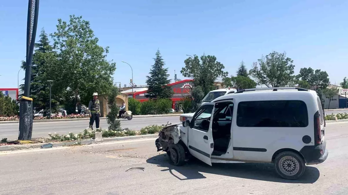 Karaman\'da Trafik Kazası: Sürücü Yaralandı