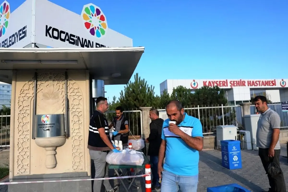 Kocasinan Belediyesi\'nin İkram Çeşmesi, Hasta ve Yakınlarına Sıcak İkramda Bulunuyor