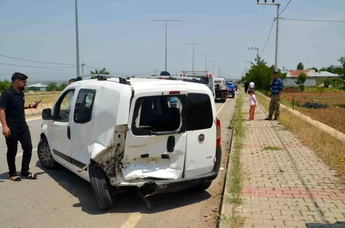 Muş\'ta Trafik Kazası: 6 Yaralı