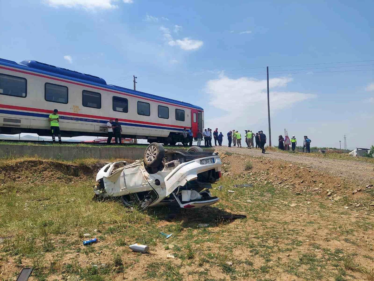 Muş\'ta Posta Treni ile Otomobil Çarpıştı