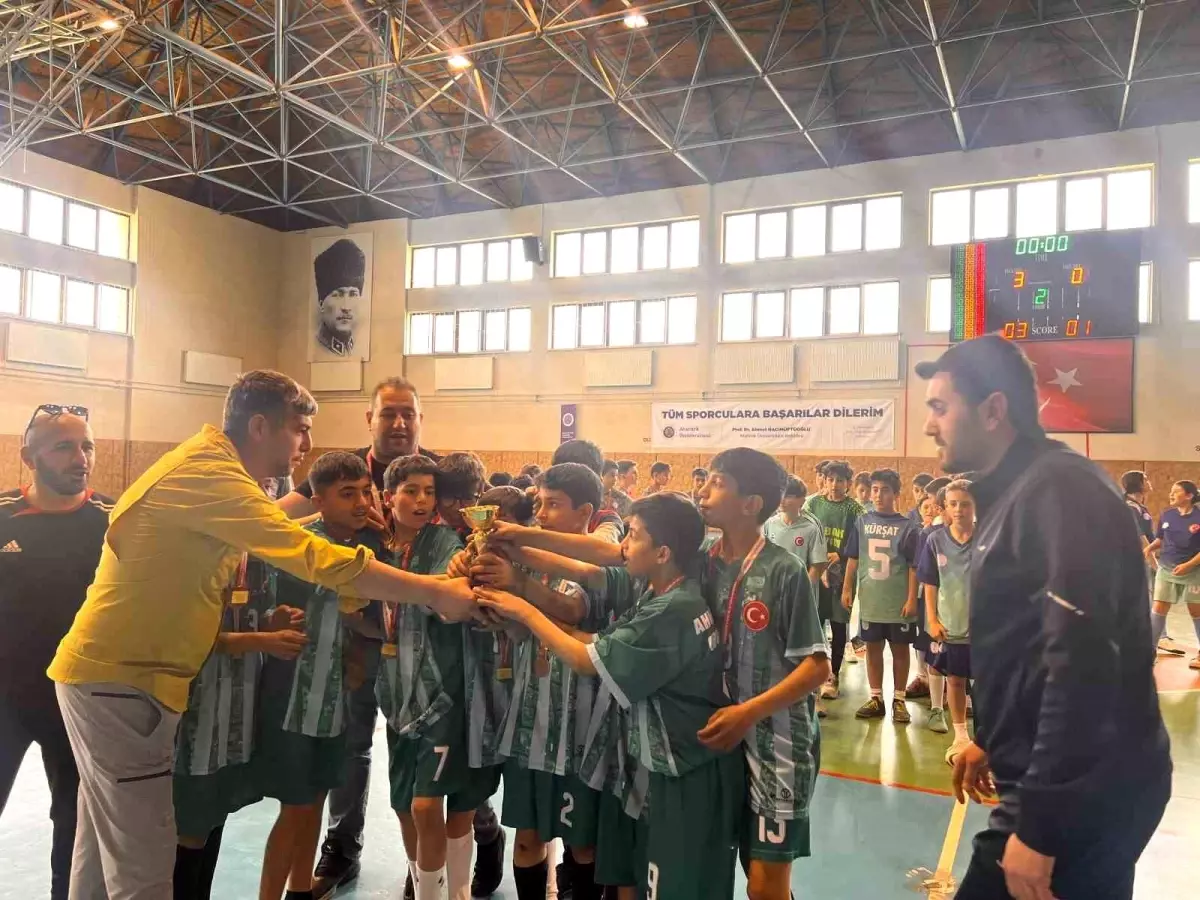 Sabancı Ortaokulu\'ndan Çifte Şampiyonluk