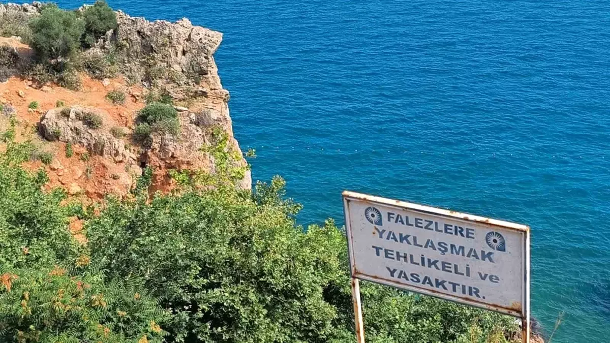 Antalya\'da Falezlere Tehlikeli Atlayışlar Devam Ediyor