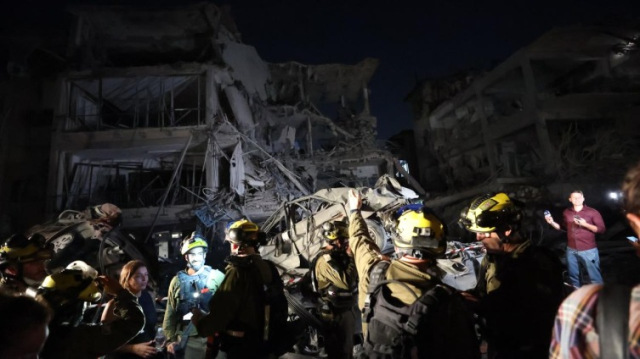 İran'ın gece boyu vurduğu İsrail'den ilk görüntüler İran'ın gece boyu vurduğu İsrail'den ilk görüntüler