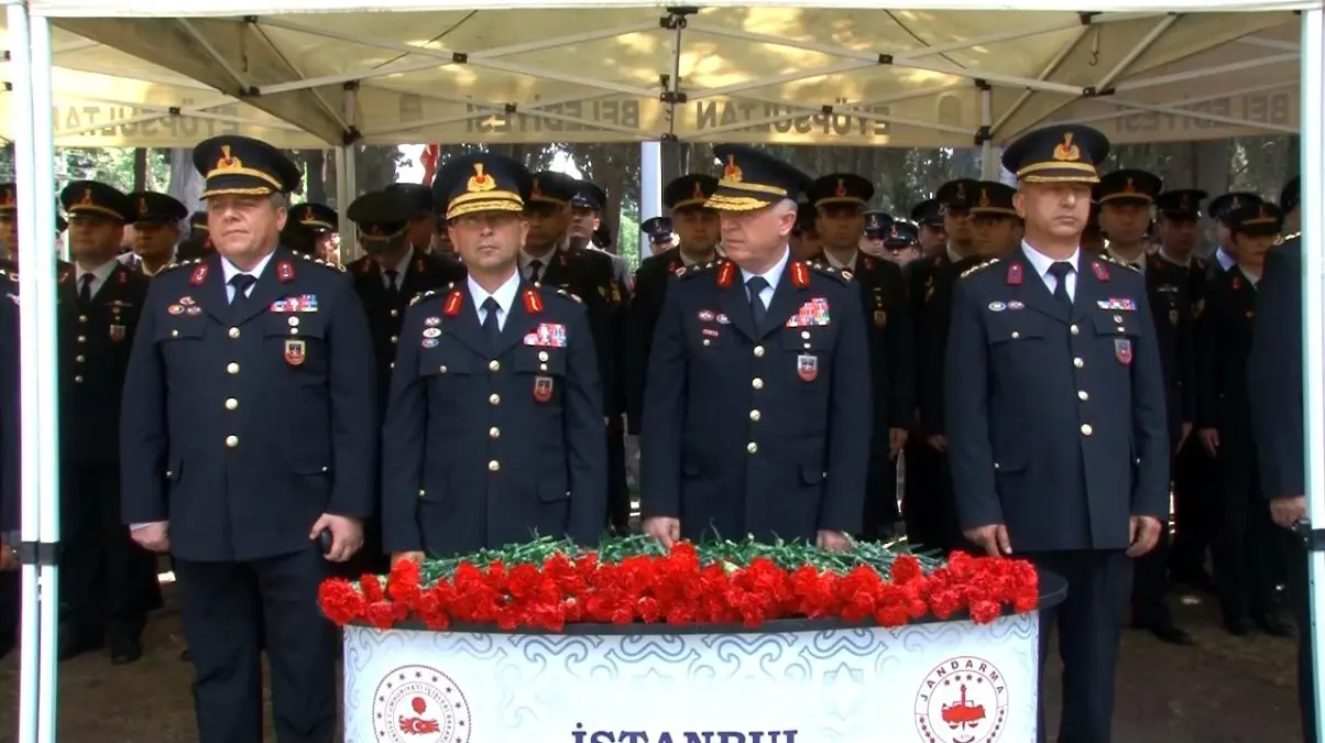 Jandarma Genel Komutanlığı\'nın 186\'ıncı kuruluş yıl dönümünde şehitler kabri başında anıldı