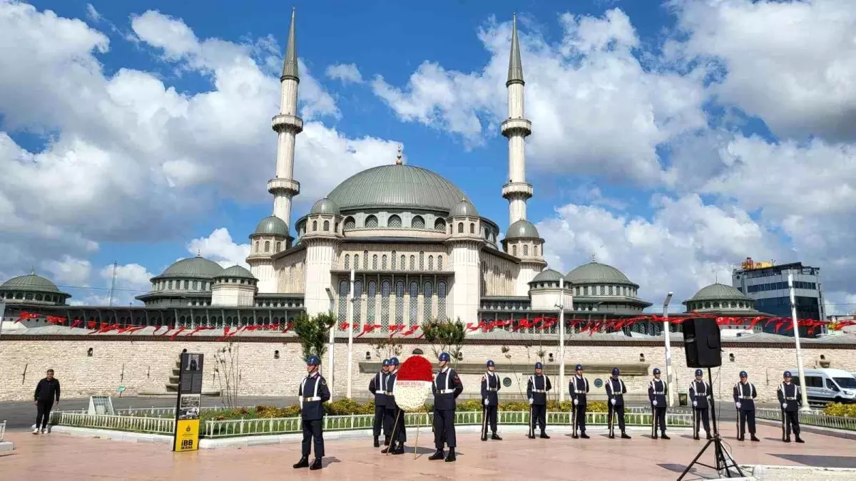 Jandarma Genel Komutanlığı\'nın 186\'ncı yıldönümünde Taksim Cumhuriyet Anıtı\'na çelenk bırakıldı