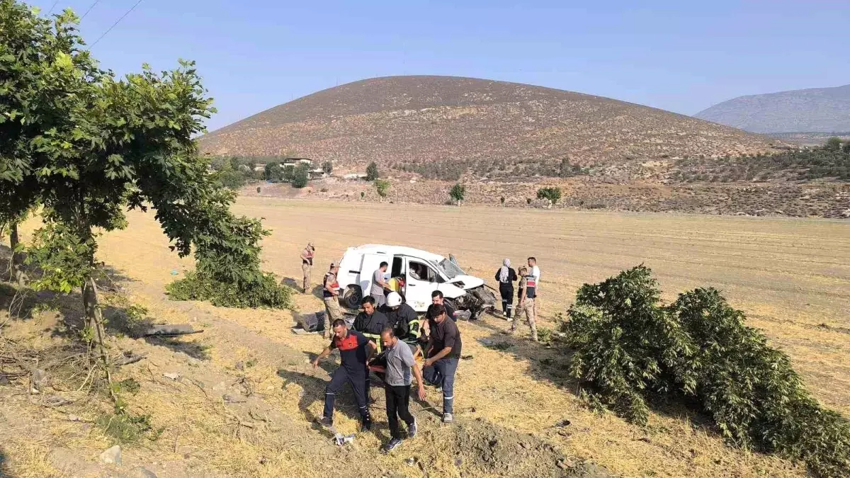 Hatay\'da Kamyonet Ağaçlara Çarptı, 2 Yaralı