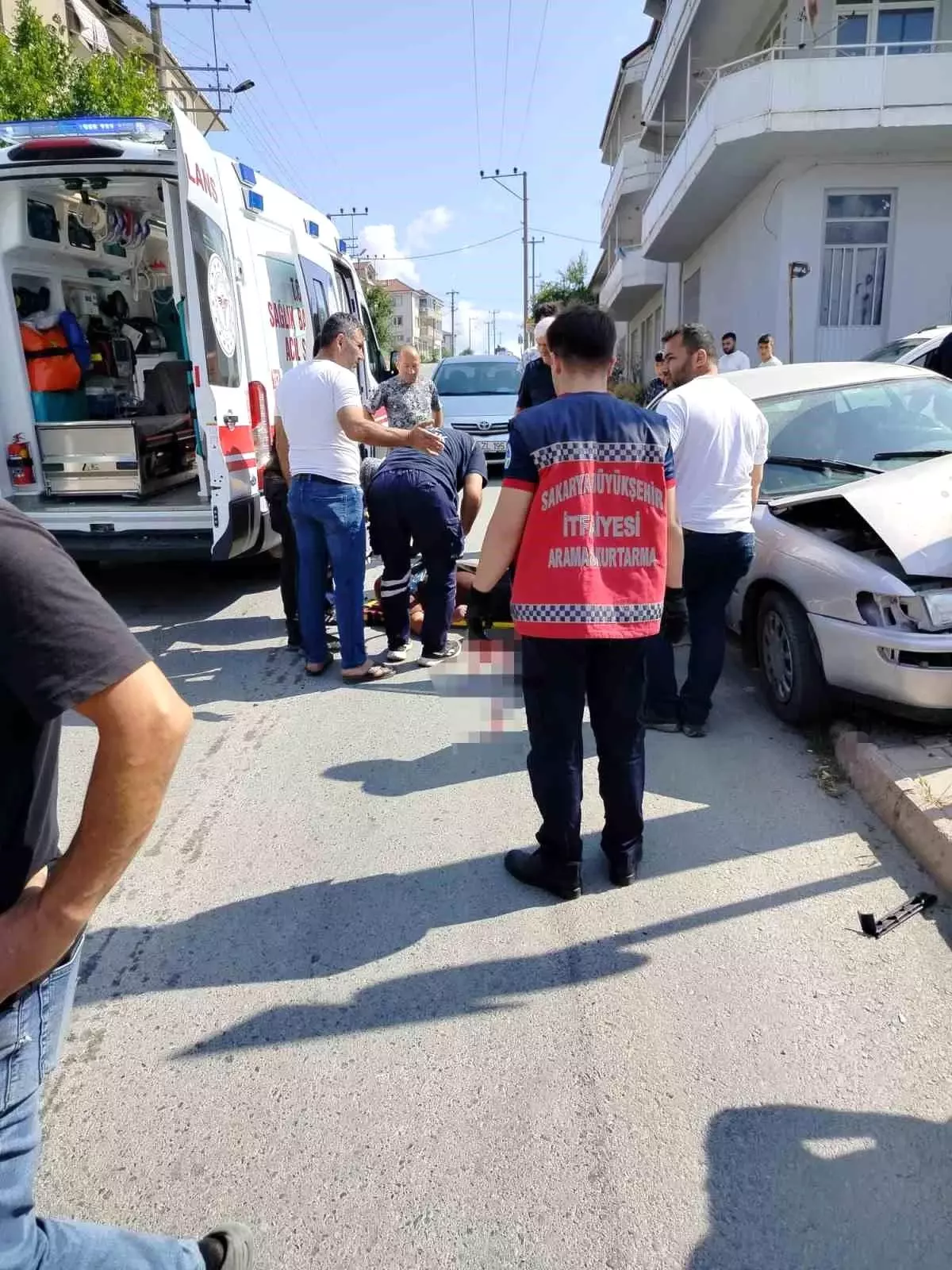 Kaynarca\'da Otomobil Elektrik Direğine Çarptı