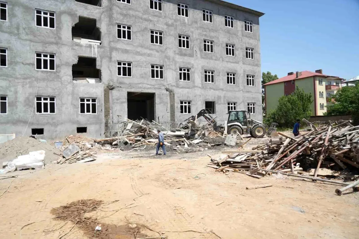 Muş\'ta İnşaatta Çökme: 2 İşçi Yaralandı