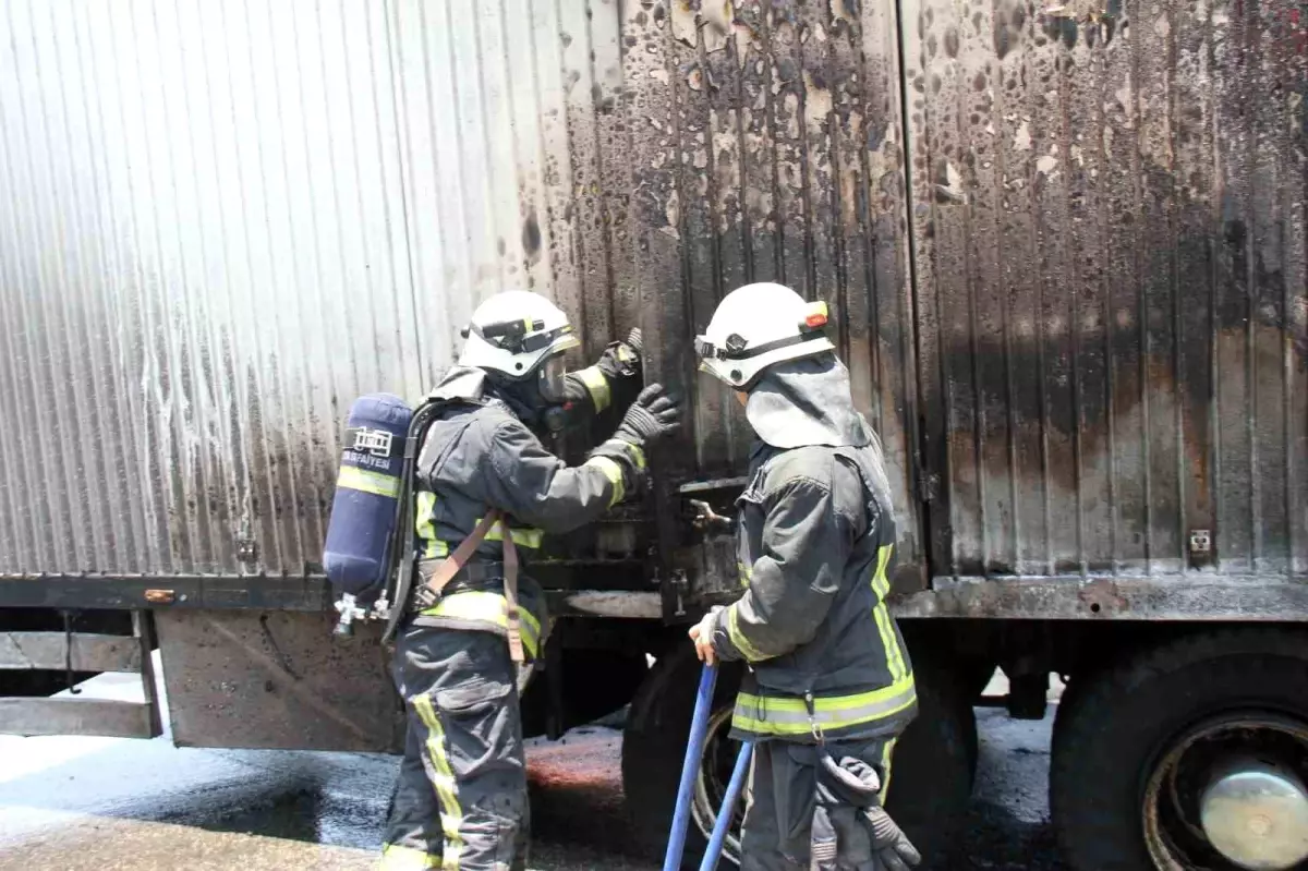 Antalya\'da Park Halindeki Kamyon Yandı: Kundaklama Şüphesi