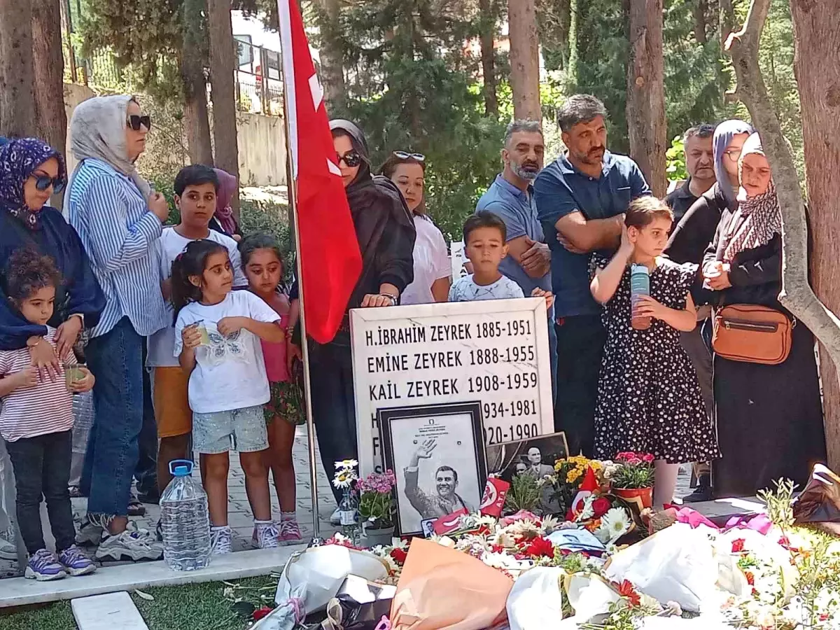 Ferdi Zeyrek\'in Kabri Babalar Günü\'nde Ziyaretçi Akınına Uğradı