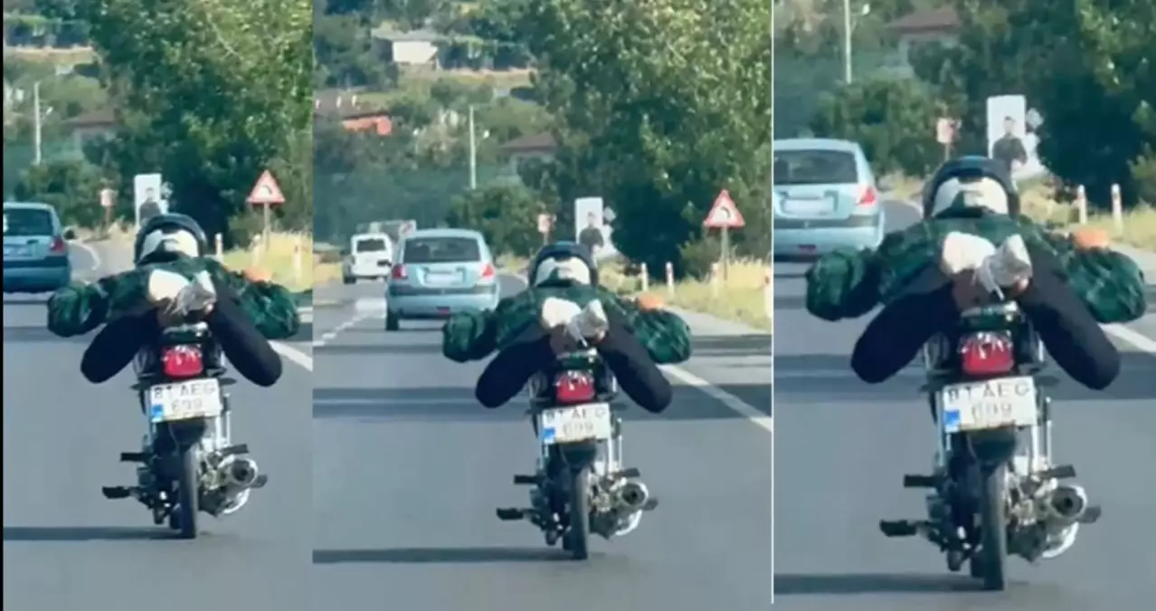 Motosiklet Sürücüsünden Tehlikeli Akrobasi