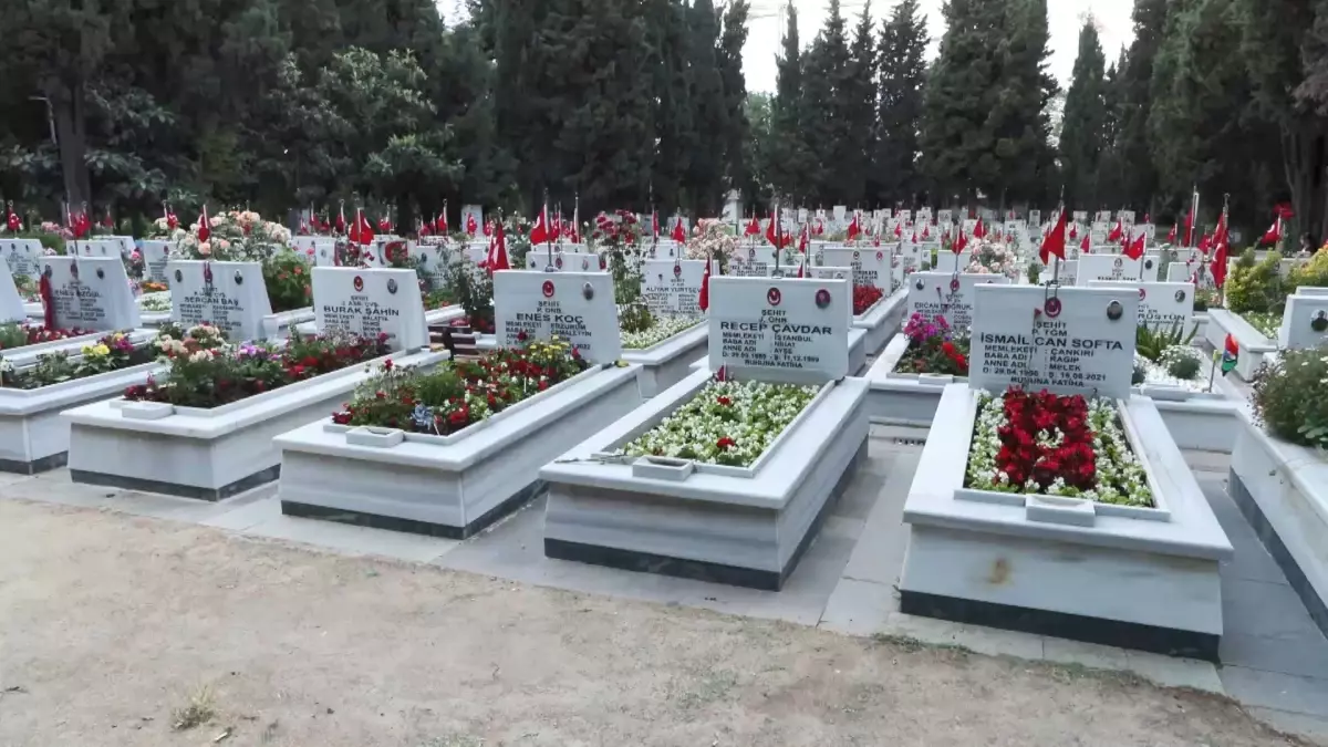 Babalar Günü\'nde Şehit Babaları Edirnekapı Şehitliği\'nde
