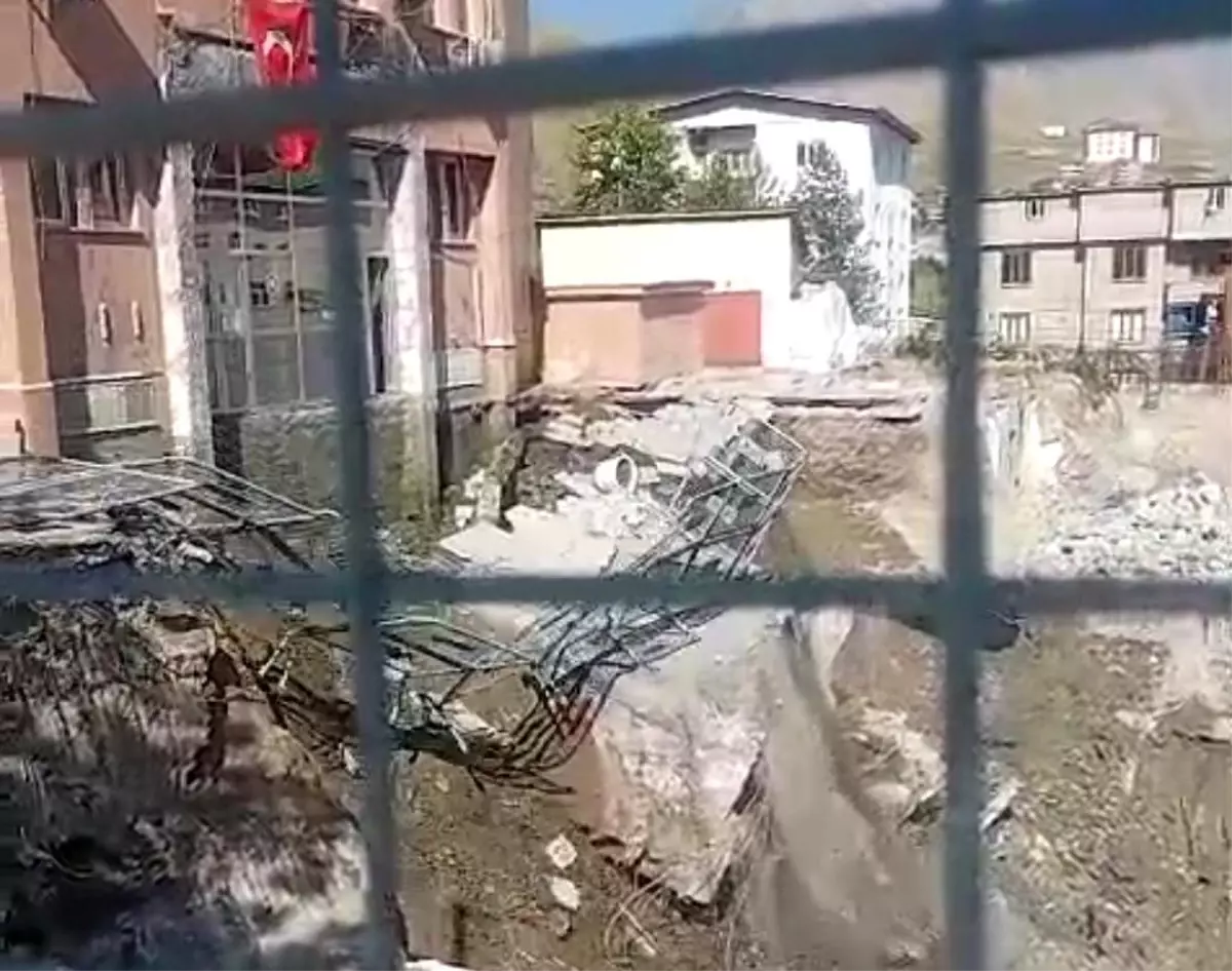 Hakkari\'de Adliye Girişinde Çökme