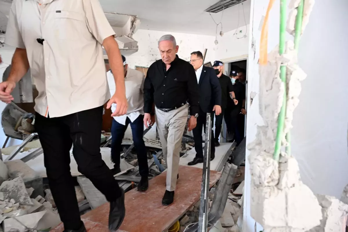 Netanyahu Bat Yam\'da Füze Saldırısını İnceledi