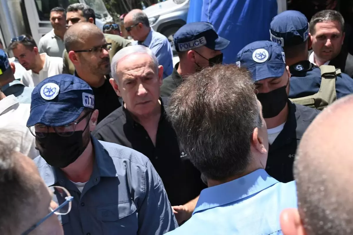  Netanyahu, İran\'ın enkaza çevirdiği Bat Yam kentinde görüntülendi