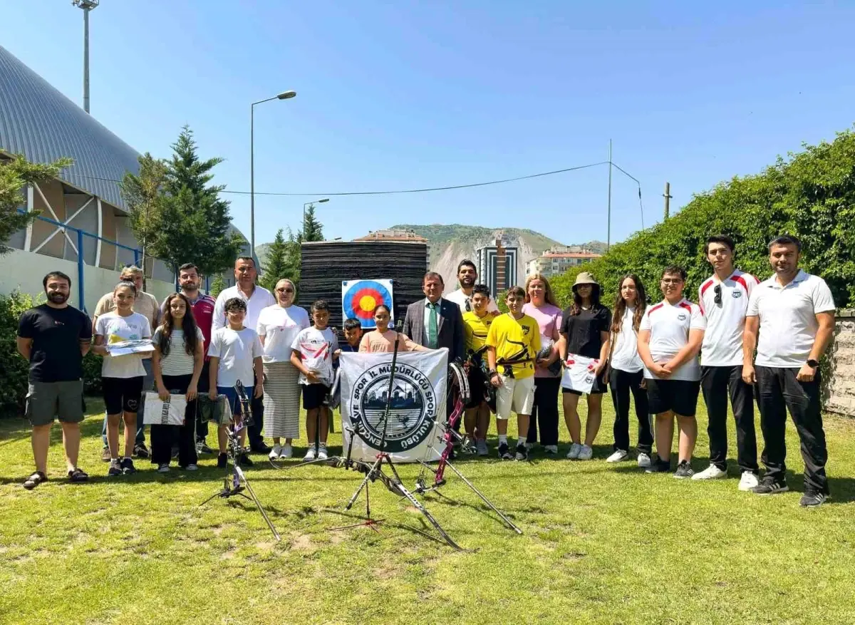 Kayseri\'de Okçulara Ekipman Dağıtımı