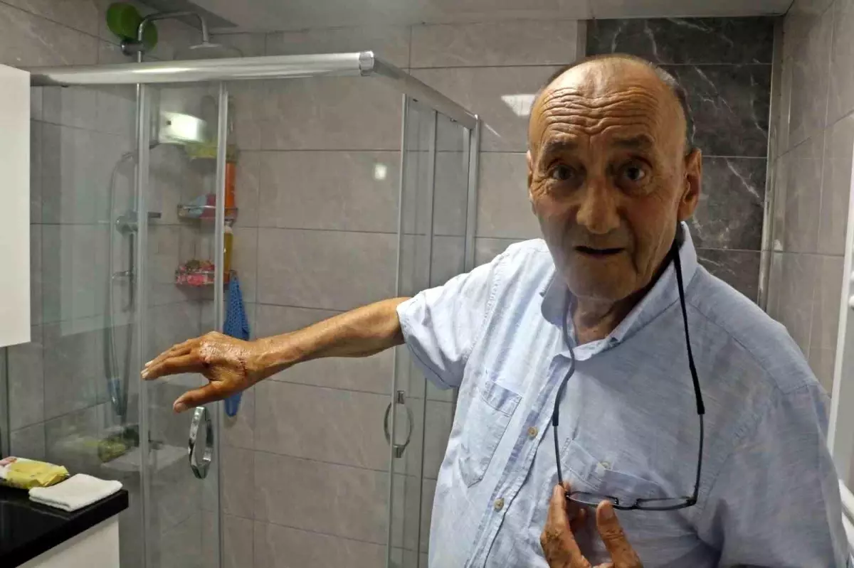 Antalya\'da Duş Kabini Camı Patladı: 80 Yaşındaki Adam Yaralandı