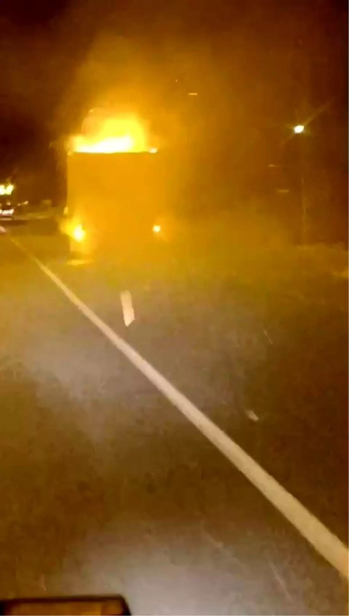 Alev Alan Kamyon Trafikte Seyir Halinde