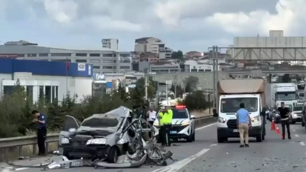 TEM Otoyolu\'nda Otobüs ve Araç Çarpıştı: 3 Yaralı