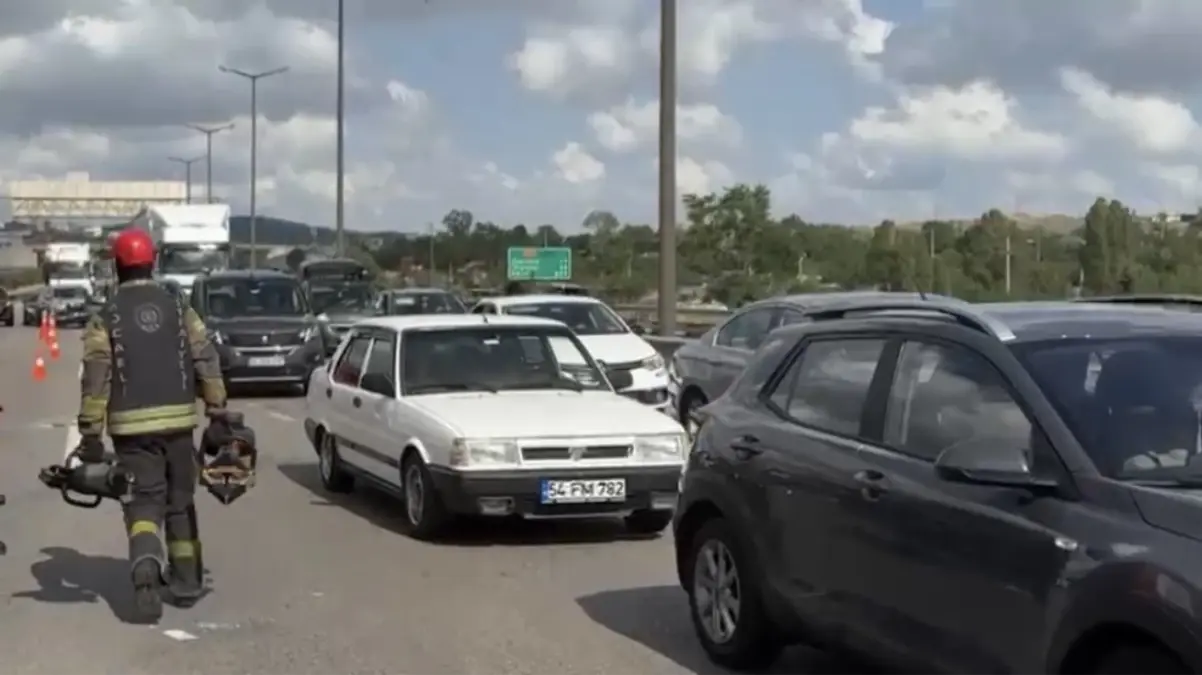 Gebze\'de Otobüs ve Araç Çarpıştı: 3 Yaralı