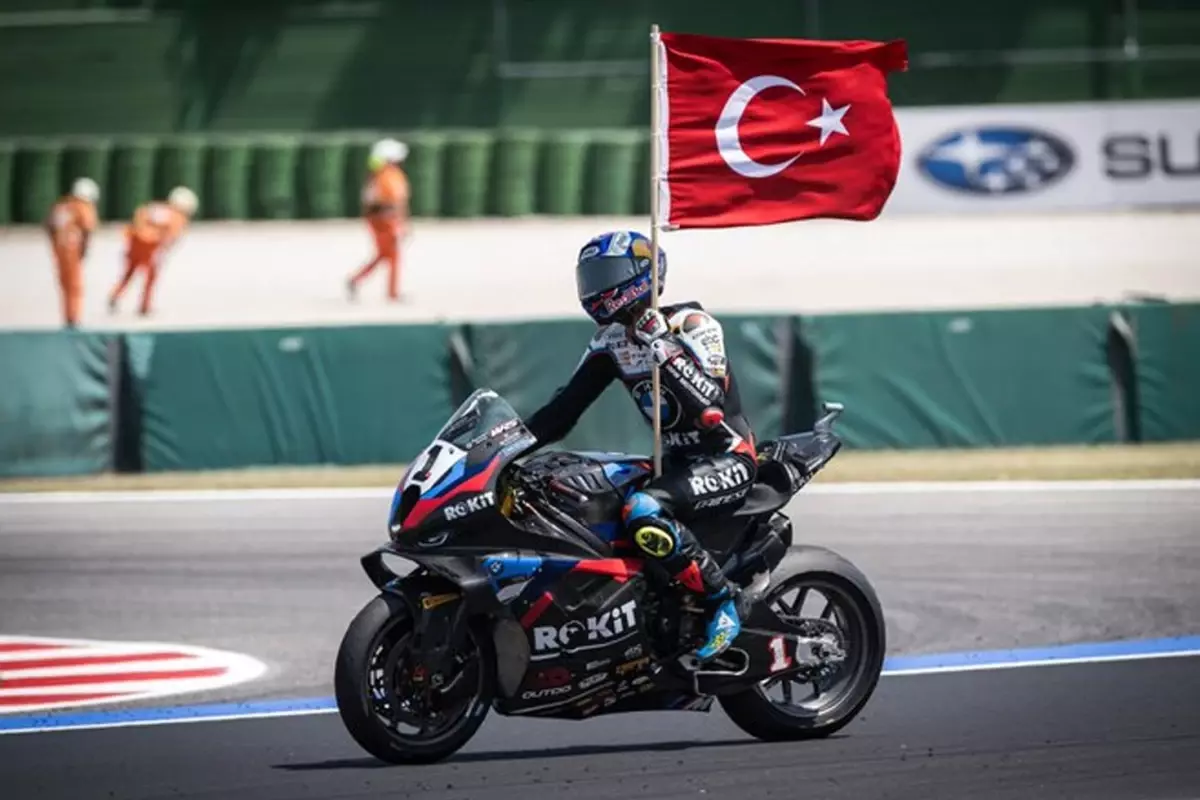 Toprak Razgatlıoğlu\'ndan Superbike Şampiyonası\'nın İtalya ayağında 3\'te 3