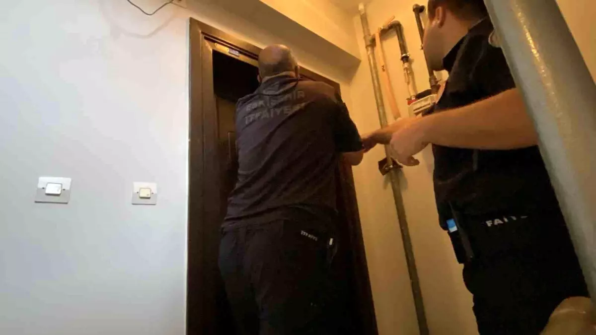 Eskişehir\'de Baygın Yaşlı Kadına Yardım