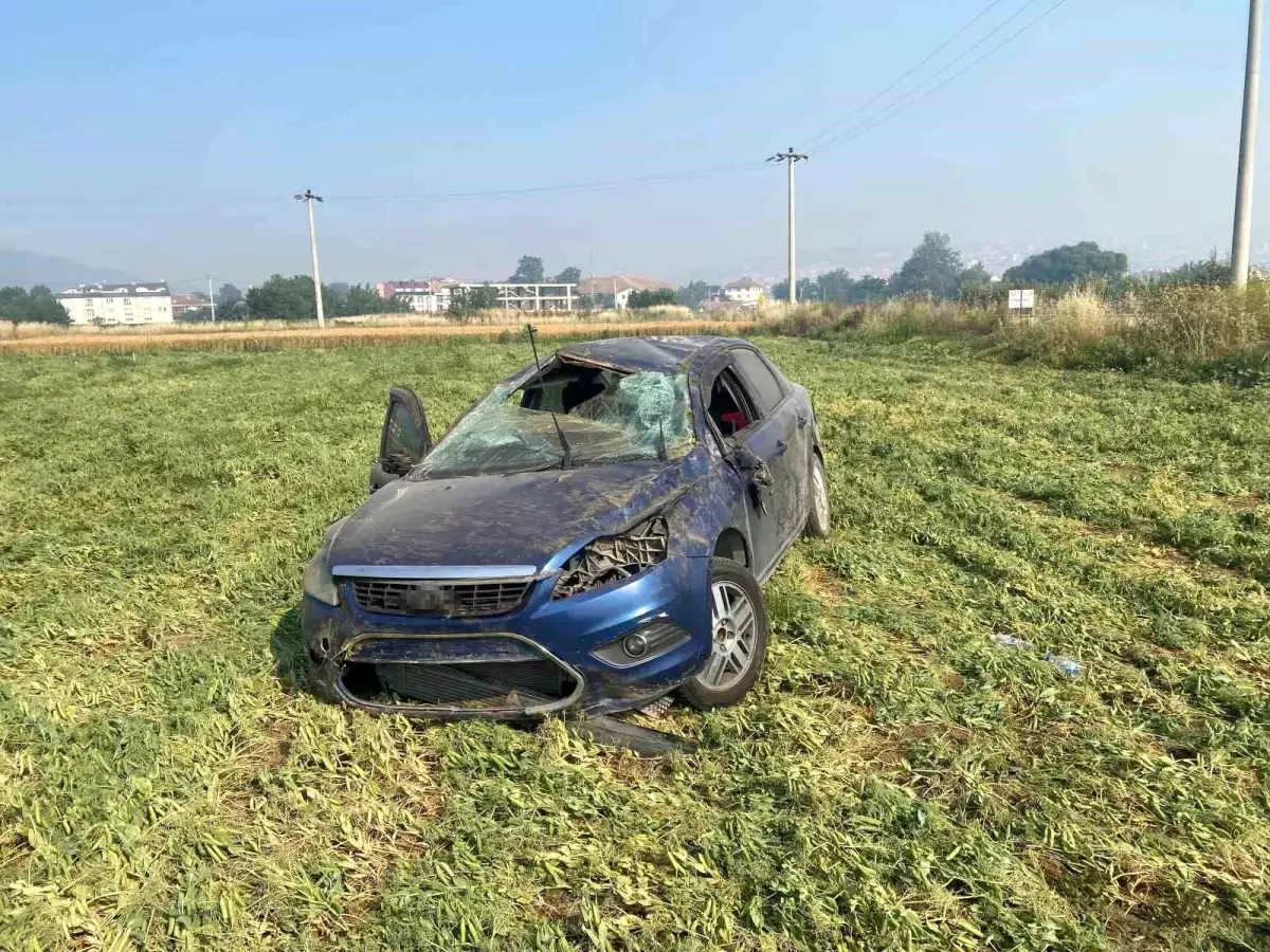 İnegöl\'de Kontrolden Çıkan Otomobil Tarlaya Uçtu