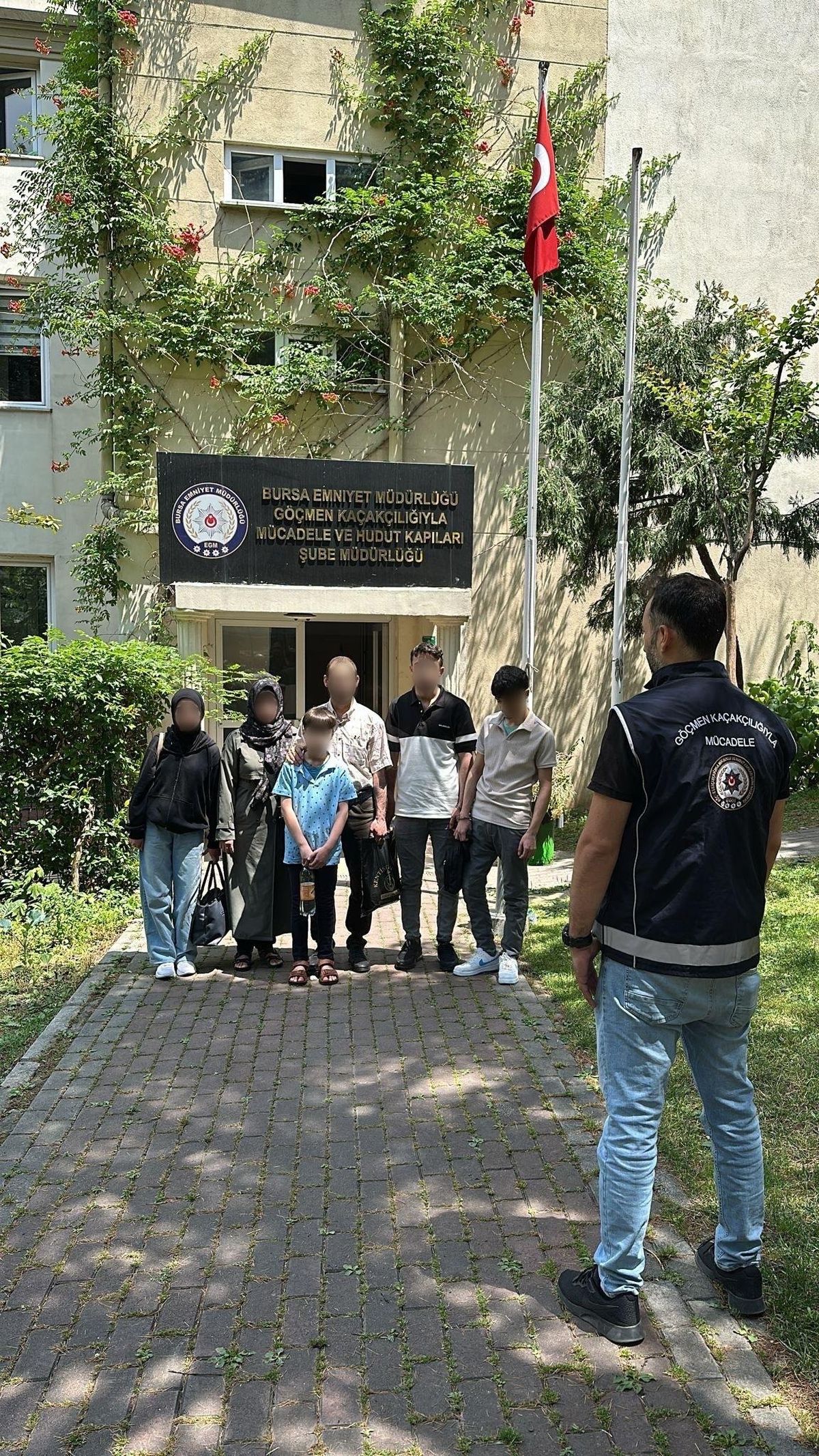 Bursa\'da \'Şok Ev\' Operasyonu: 7 Kaçak Göçmen Yakalandı