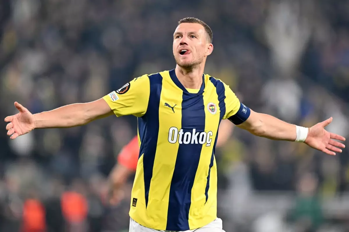 Edin Dzeko\'nun sürpriz geri dönüşü: 1 yıllık anlaşma duyuruldu