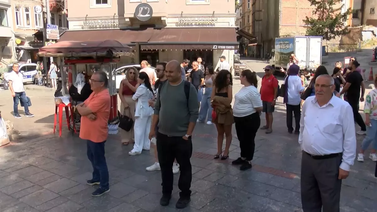 Galata Kulesi\'nden Düşen Genç Hayatını Kaybetti