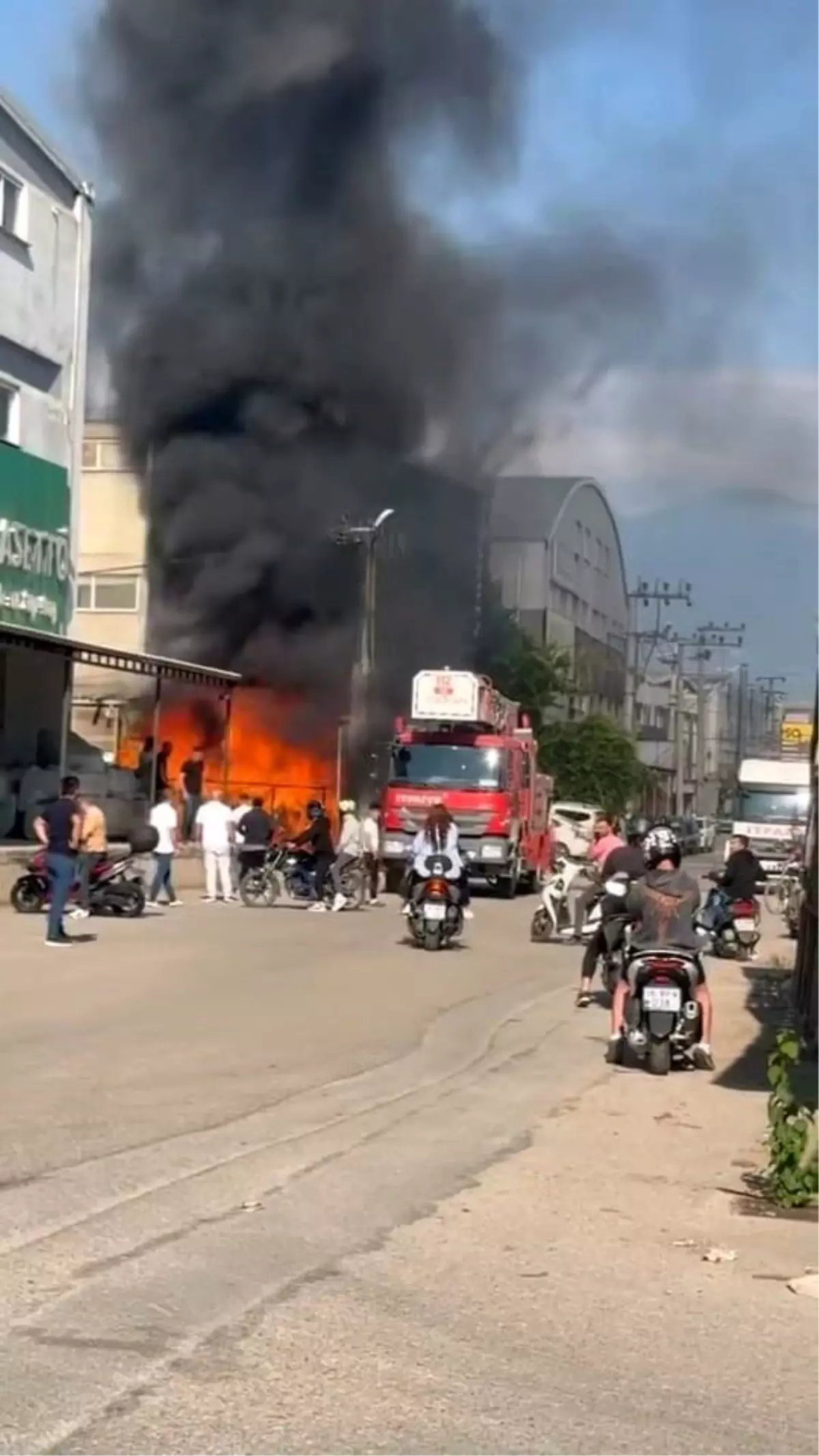 İnegöl\'de Mobilya İmalathanesinde Yangın