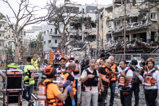 İran'ın gece balistik füzelerle vurduğu İsrail'den ilk görüntüler! İşte bu sabah Tel Aviv