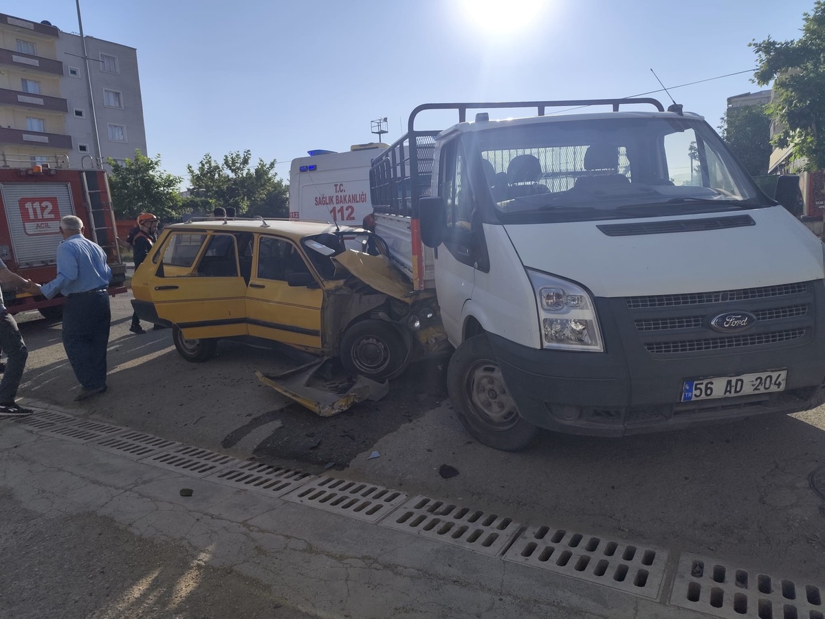 Siirt\'te Kaza: Sürücü İtfaiye ile Kurtarıldı