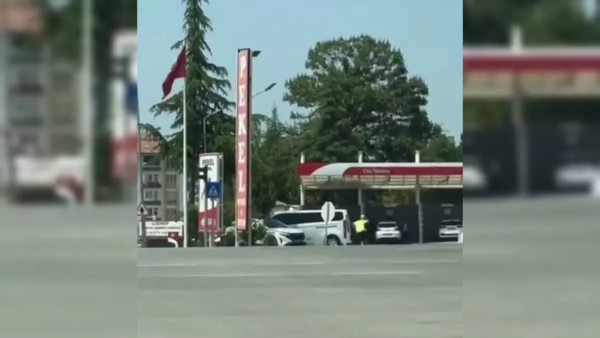 Trafik Polisi Kargalardan Kaçtı