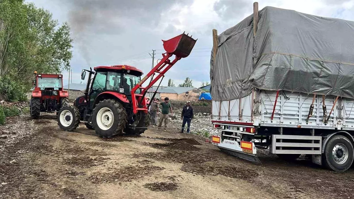 Kars\'ta Çamura Saplanan Tır Kurtarıldı