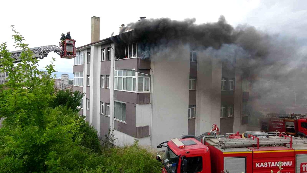 Kastamonu\'da Yangın: 4 Katlı Binada Maddi Hasar