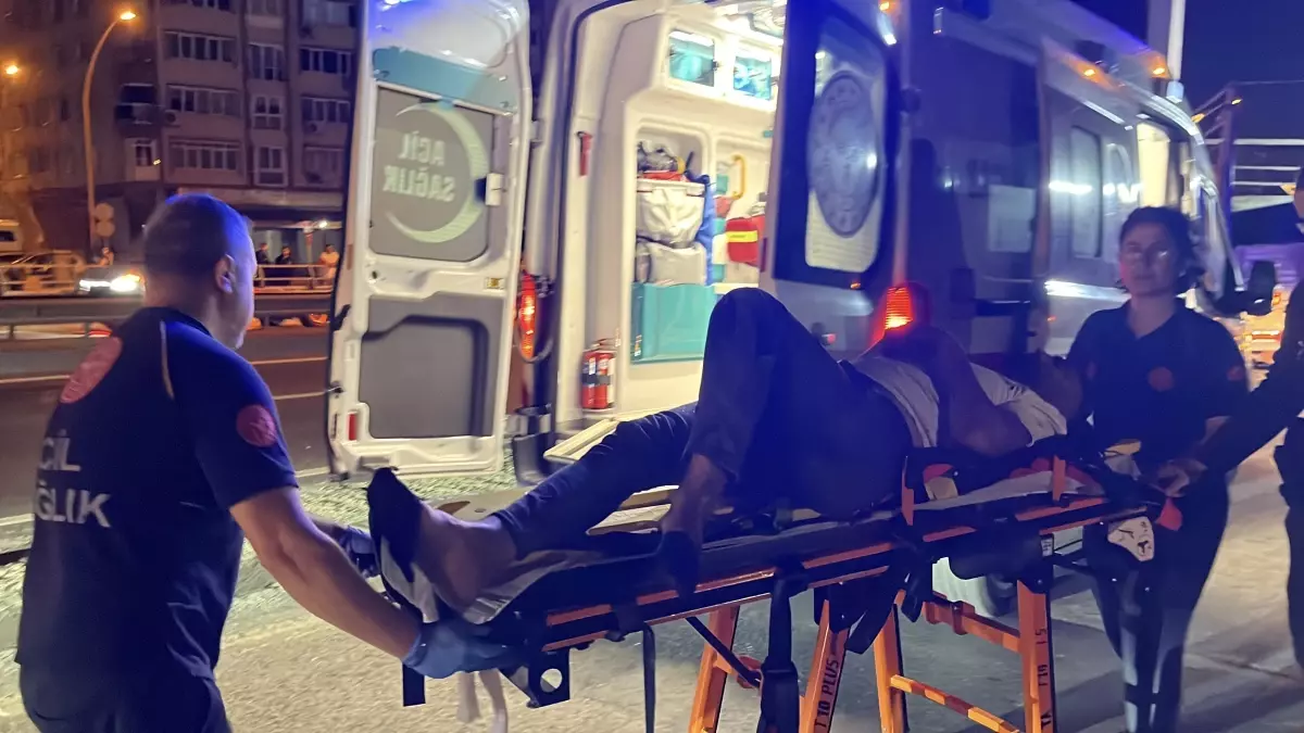 İzmit\'te Kamyon Kaza Yaptı: Sürücü Yaralandı