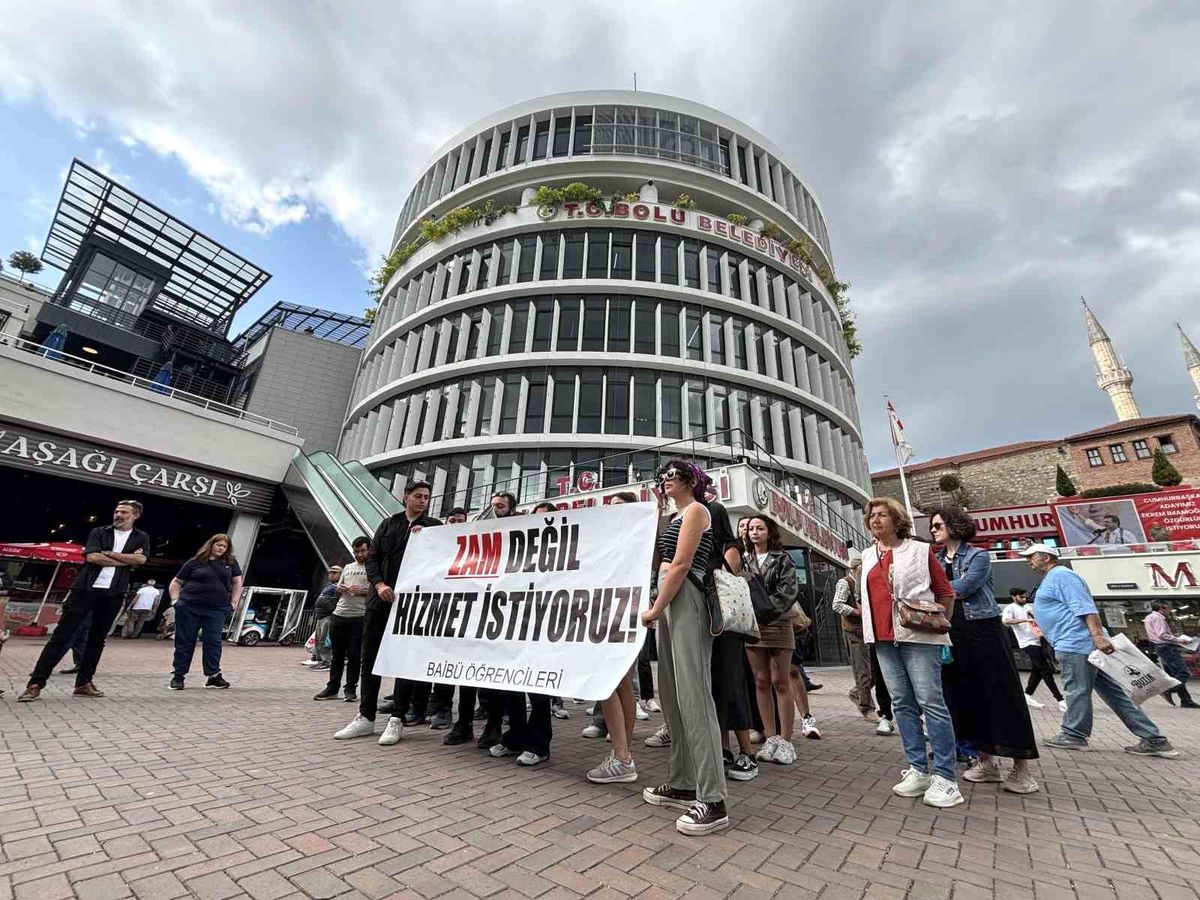 Otobüs fiyatları yüzde 33 zamlandı, öğrencilerden tepki yürüyüşü