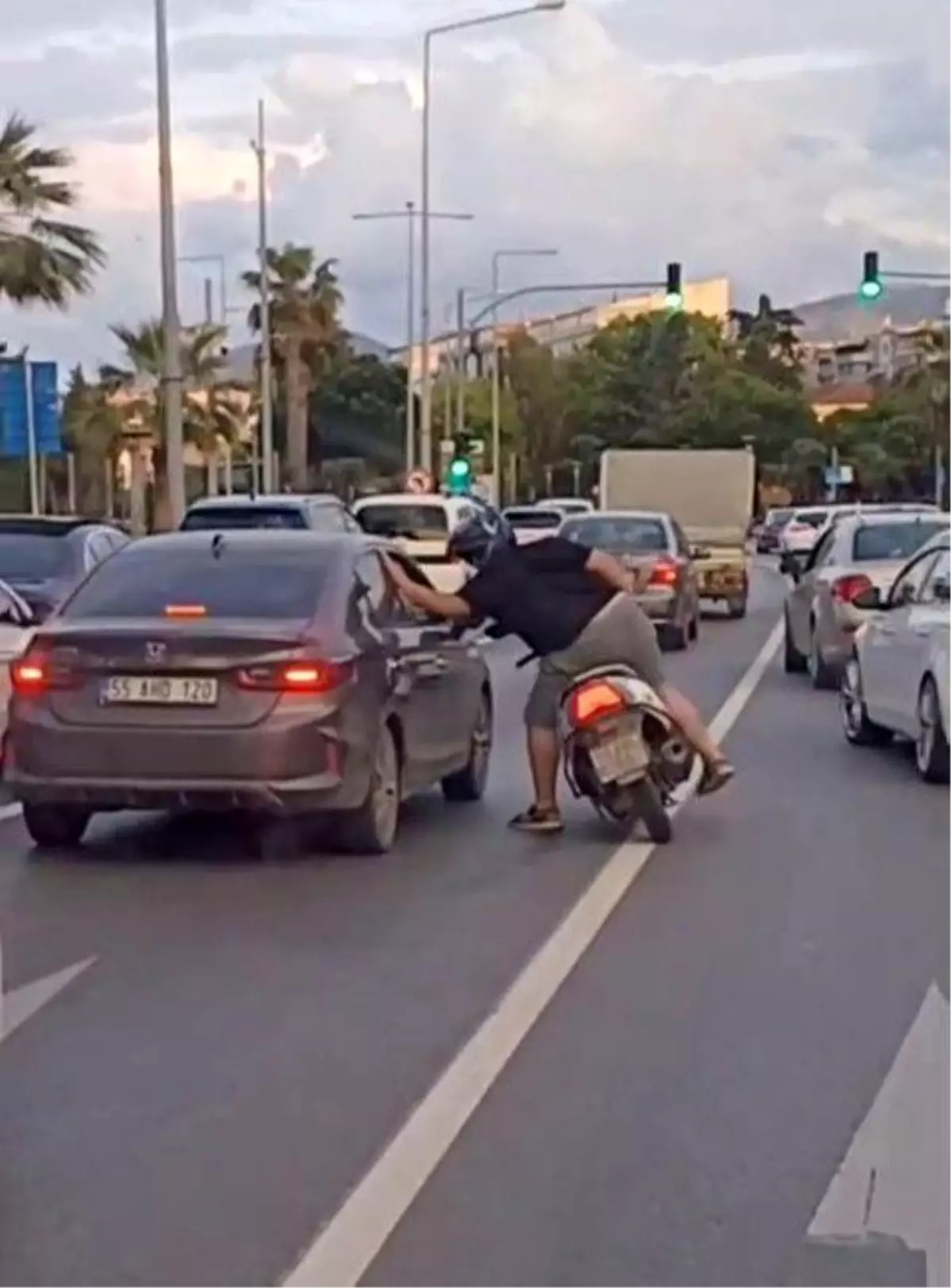 Trafikte Tartışma, Motosiklet Kapıya Vurdu